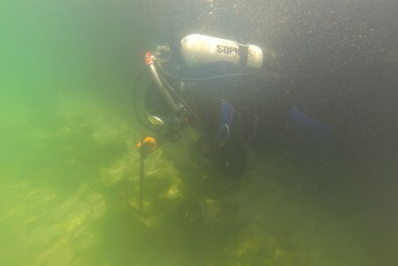 Одесские водолазы очищают морское дно к курортному сезону (фото)