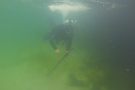 Одесские водолазы очищают морское дно к курортному сезону (фото)
