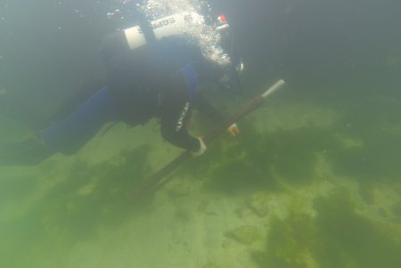 Одесские водолазы очищают морское дно к курортному сезону (фото)
