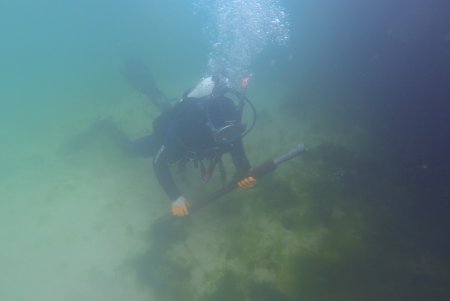 Одесские водолазы очищают морское дно к курортному сезону (фото)