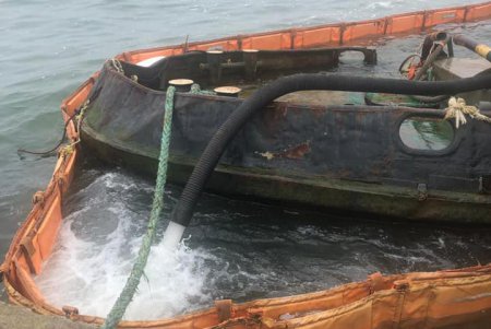 Севший на мель буксир «Параллель» уберут с пляжа до конца дня (фото)