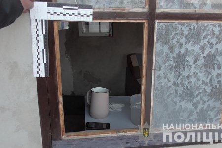 Неизвестные в масках ночью ворвались в дом жительницы Одесской области: двое нападавших уже задержаны (фото, видео)