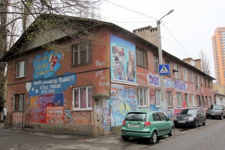 У стен роддома (фоторепортаж)