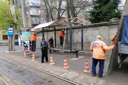 Коммунальщики восстанавливают остановочные комплексы в Одессе (фото)