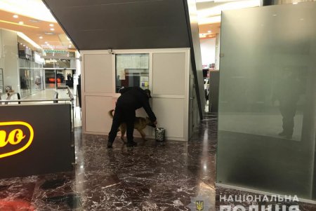В центре города заминировали торговый центр: людей эвакуируют (обновлено)