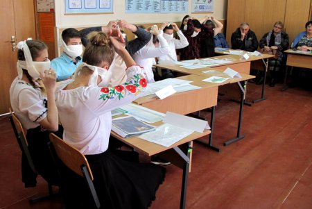 Одесских школьников учили тушить пожар, эвакуироваться и преодолевать полосу препятствий (фото, видео)