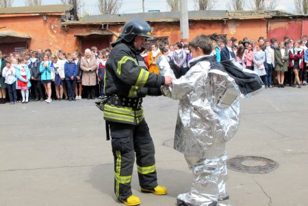 Одесских школьников учили тушить пожар, эвакуироваться и преодолевать полосу препятствий (фото, видео)