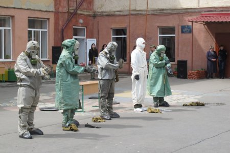 Одесских школьников учили тушить пожар, эвакуироваться и преодолевать полосу препятствий (фото, видео)
