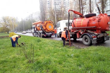Коммунальщики моют улицы и ремонтируют дождевики (фото)