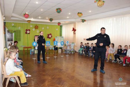Патрульные рассказали маленьким одесситам о правилах дорожного движения (фото)