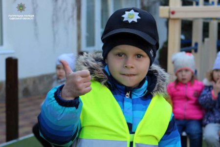 Патрульные рассказали маленьким одесситам о правилах дорожного движения (фото)