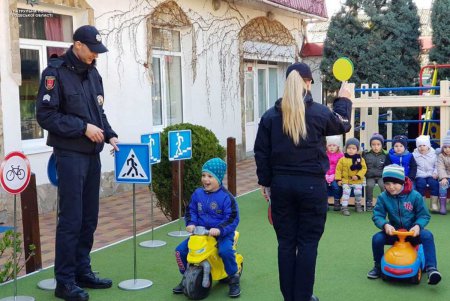 Патрульные рассказали маленьким одесситам о правилах дорожного движения (фото)