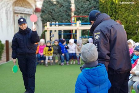 Патрульные рассказали маленьким одесситам о правилах дорожного движения (фото)