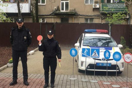Патрульные рассказали маленьким одесситам о правилах дорожного движения (фото)