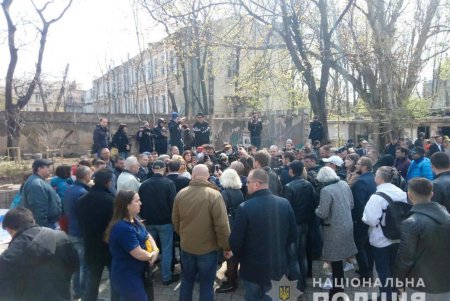 Полиция проверяет инцидент в Горсаду: нардепа Украины облили нечистотами