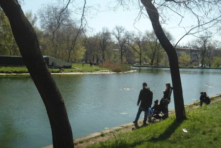 Одесситы вышли на субботник, чтобы привлечь внимание к проблемам Дюковского парка (фото)