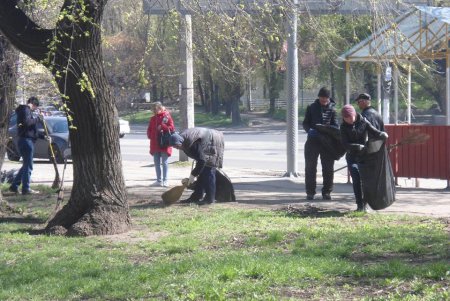 Одесситы вышли на субботник, чтобы привлечь внимание к проблемам Дюковского парка (фото)