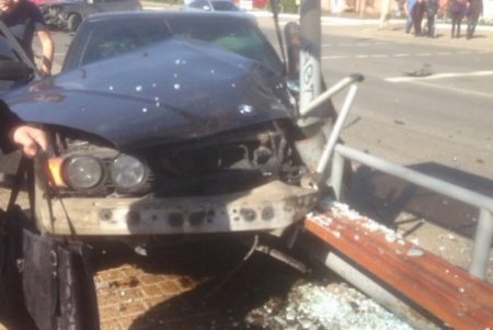 Мощное ДТП в Одессе: автомобиль влетел в остановку общественного транспорта (фото, видео)