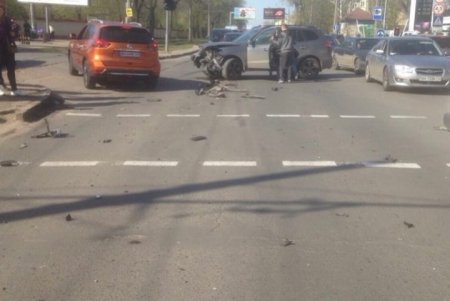 Мощное ДТП в Одессе: автомобиль влетел в остановку общественного транспорта (фото, видео)