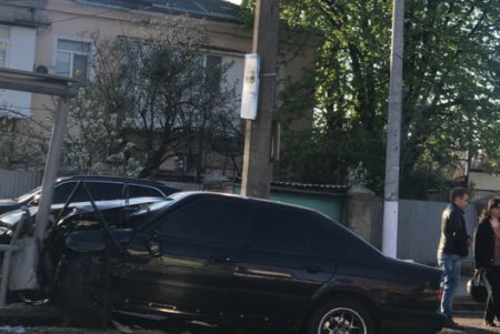 Мощное ДТП в Одессе: автомобиль влетел в остановку общественного транспорта (фото, видео)