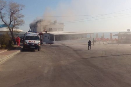 Спасатели тушат пожар в ресторане на Ланжероне: есть пострадавшие (фото)