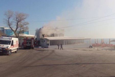 Спасатели тушат пожар в ресторане на Ланжероне: есть пострадавшие (фото)