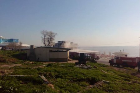 Спасатели тушат пожар в ресторане на Ланжероне: есть пострадавшие (фото)