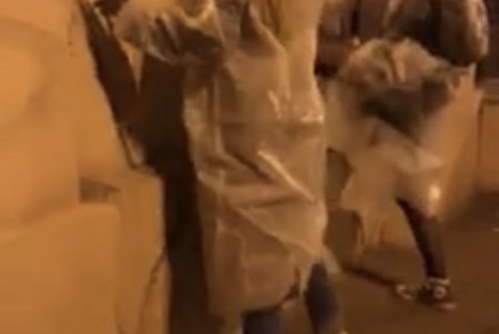 Активисты собрали деньги и закрасили вандальные надписи на фасаде Русского театра (фото)