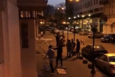 Активисты собрали деньги и закрасили вандальные надписи на фасаде Русского театра (фото)