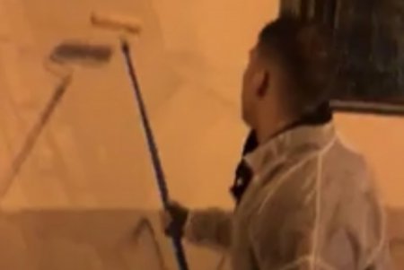 Активисты собрали деньги и закрасили вандальные надписи на фасаде Русского театра (фото)