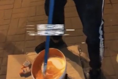Активисты собрали деньги и закрасили вандальные надписи на фасаде Русского театра (фото)