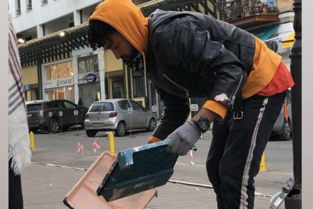 Активисты собрали деньги и закрасили вандальные надписи на фасаде Русского театра (фото)