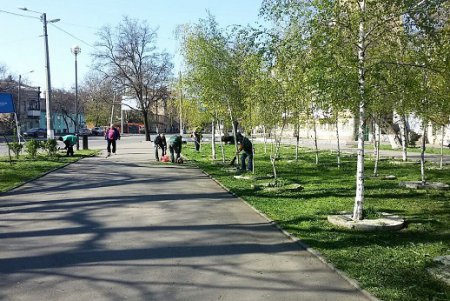На общегородском субботнике более 1500 одесситов приводили в порядок парки, памятники, дороги и остановки (фото)