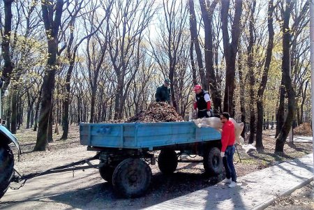 На общегородском субботнике более 1500 одесситов приводили в порядок парки, памятники, дороги и остановки (фото)
