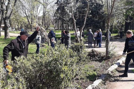 На общегородском субботнике более 1500 одесситов приводили в порядок парки, памятники, дороги и остановки (фото)