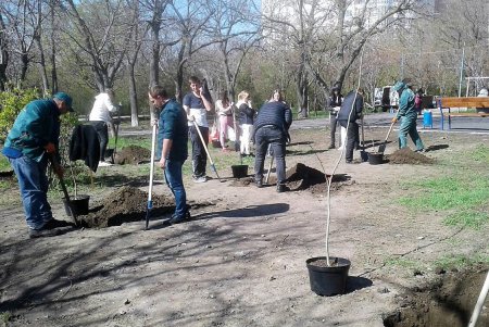 На общегородском субботнике более 1500 одесситов приводили в порядок парки, памятники, дороги и остановки (фото)