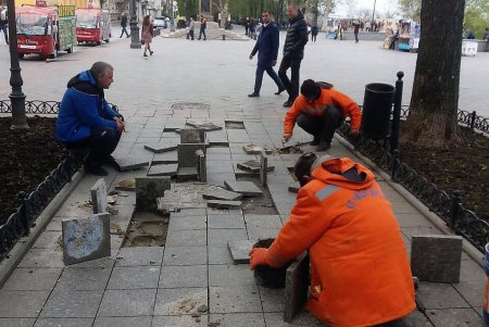 На общегородском субботнике более 1500 одесситов приводили в порядок парки, памятники, дороги и остановки (фото)