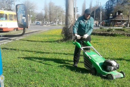 На общегородском субботнике более 1500 одесситов приводили в порядок парки, памятники, дороги и остановки (фото)