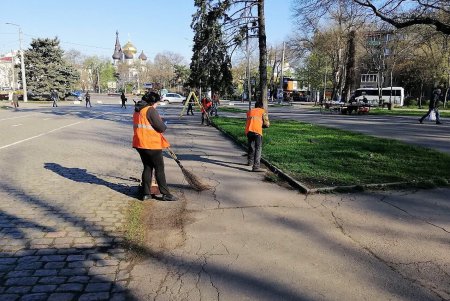 На общегородском субботнике более 1500 одесситов приводили в порядок парки, памятники, дороги и остановки (фото)