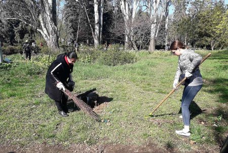 На общегородском субботнике более 1500 одесситов приводили в порядок парки, памятники, дороги и остановки (фото)