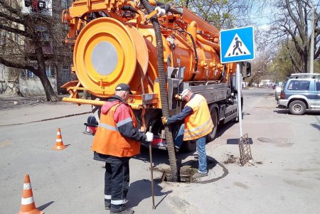 На общегородском субботнике более 1500 одесситов приводили в порядок парки, памятники, дороги и остановки (фото)