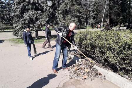 На общегородском субботнике более 1500 одесситов приводили в порядок парки, памятники, дороги и остановки (фото)