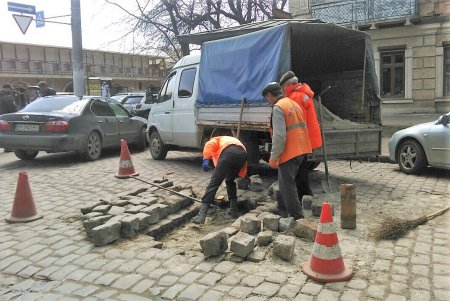 На общегородском субботнике более 1500 одесситов приводили в порядок парки, памятники, дороги и остановки (фото)