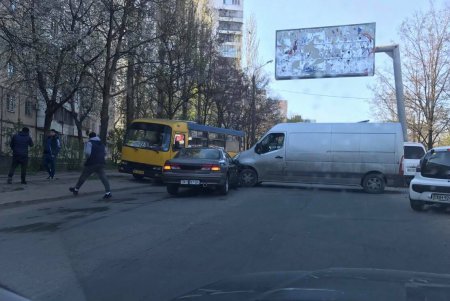 Утреннее ДТП на Таирова парализовало движение во всем районе (фото)