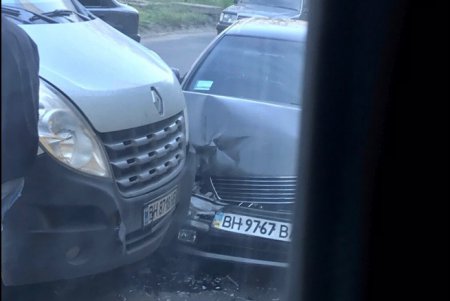 Утреннее ДТП на Таирова парализовало движение во всем районе (фото)