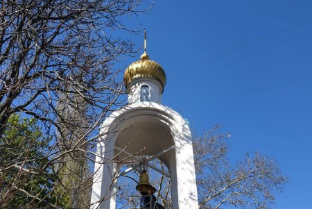 Коммунальные службы промыли и покрасили памятник одесситам-чернобыльцам