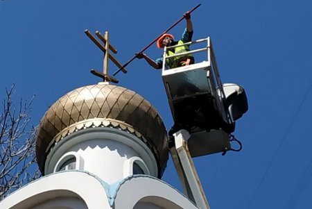 Коммунальные службы промыли и покрасили памятник одесситам-чернобыльцам