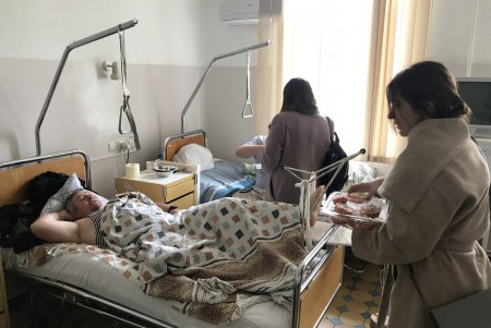 На территории военного госпиталя украсили пасхальное дерево (фото)