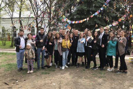 На территории военного госпиталя украсили пасхальное дерево (фото)