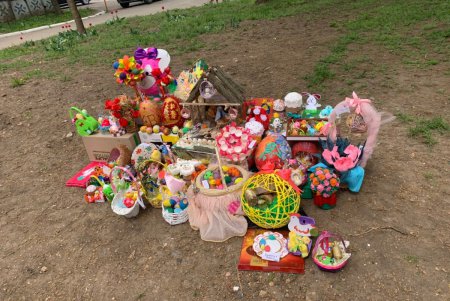 На территории военного госпиталя украсили пасхальное дерево (фото)
